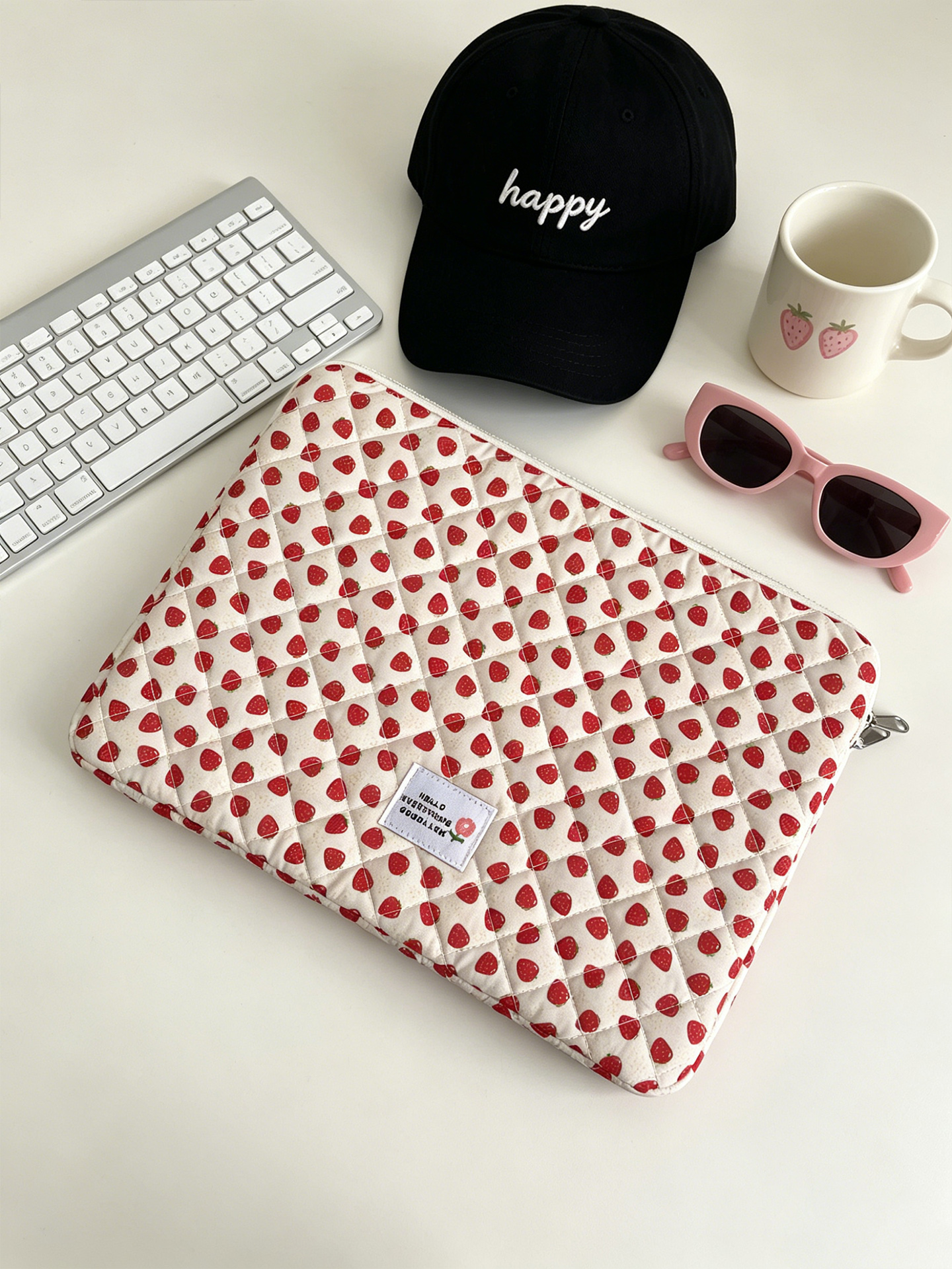 Sweet Strawberry Pattern Quilt - Laptop Accessories Sleeve ulasan dan harga