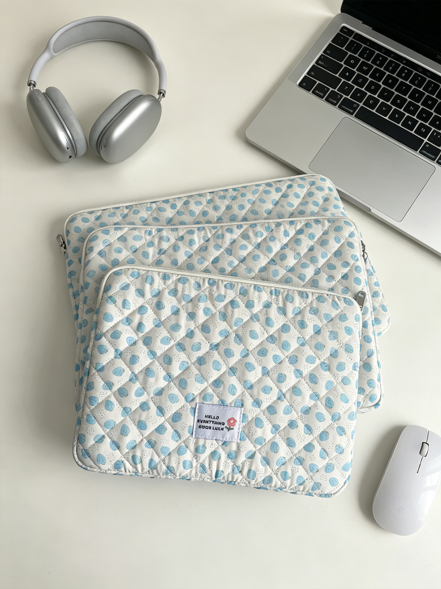 Sweet Strawberry Pattern Quilt - Laptop Accessories Sleeve ulasan dan harga