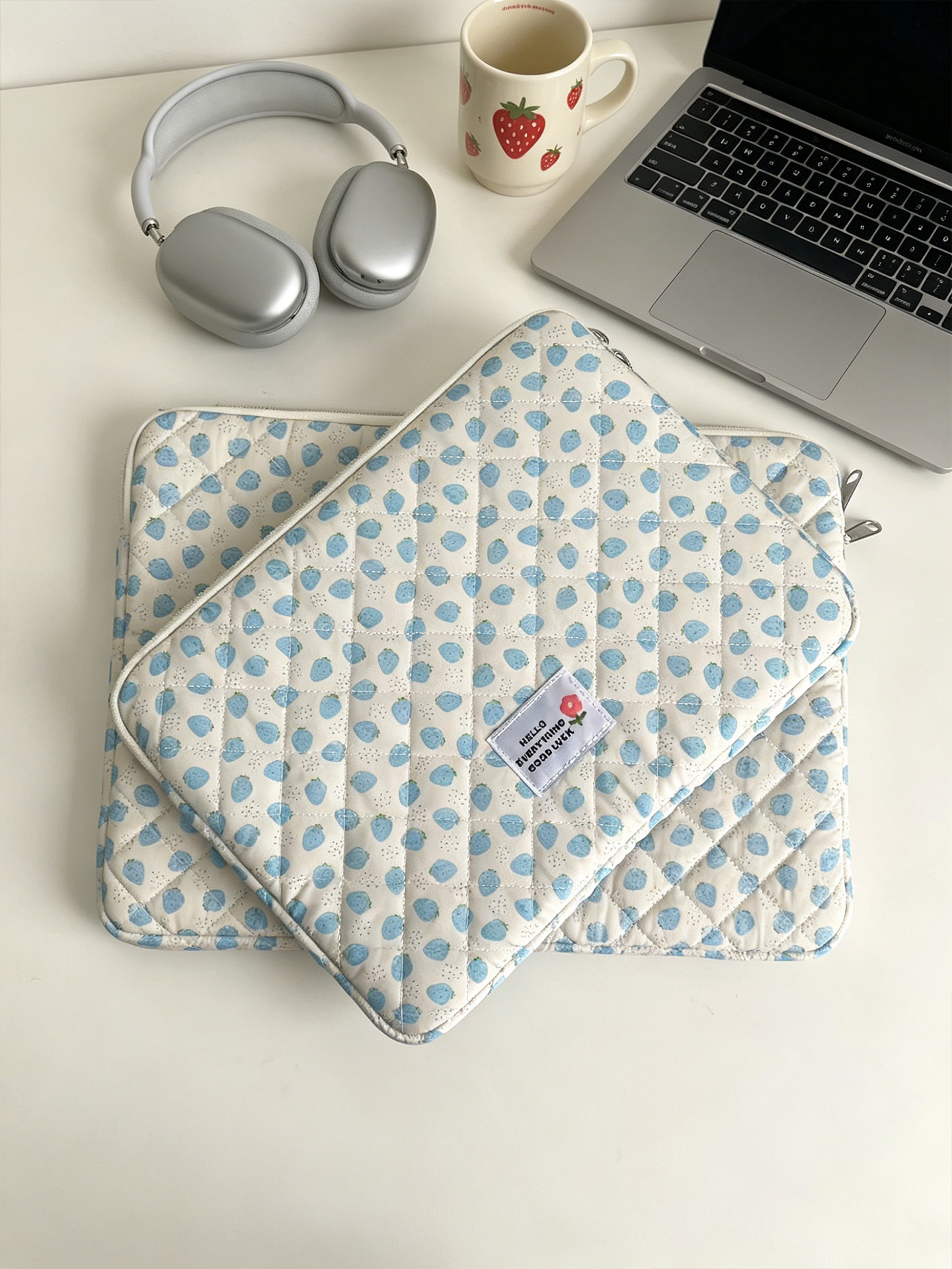 Sweet Strawberry Pattern Quilt - Laptop Accessories Sleeve ulasan dan harga